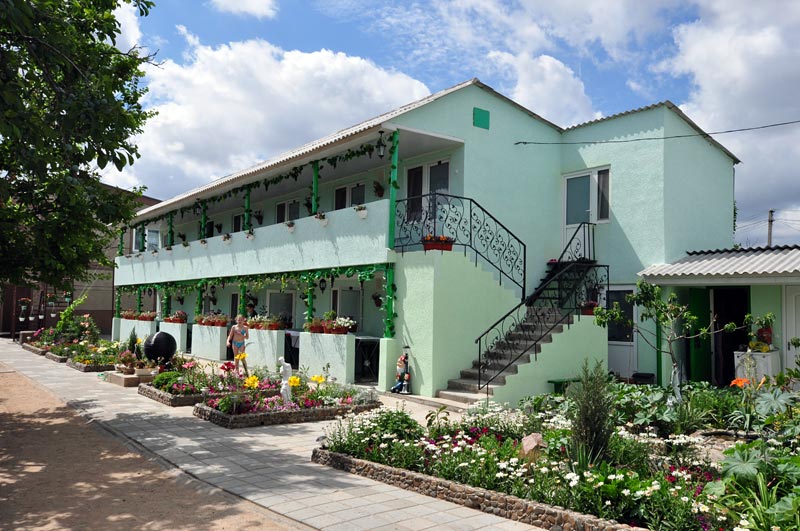 Территория гостевого дома в Курортном Лагуна